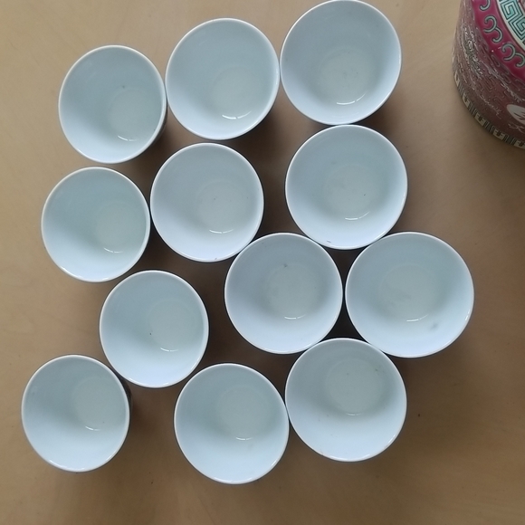 Vintage Chinese Rose Medallion Porcelain Tea Pot and Dozen (12) Tea Cups . - Picture 10 of 10